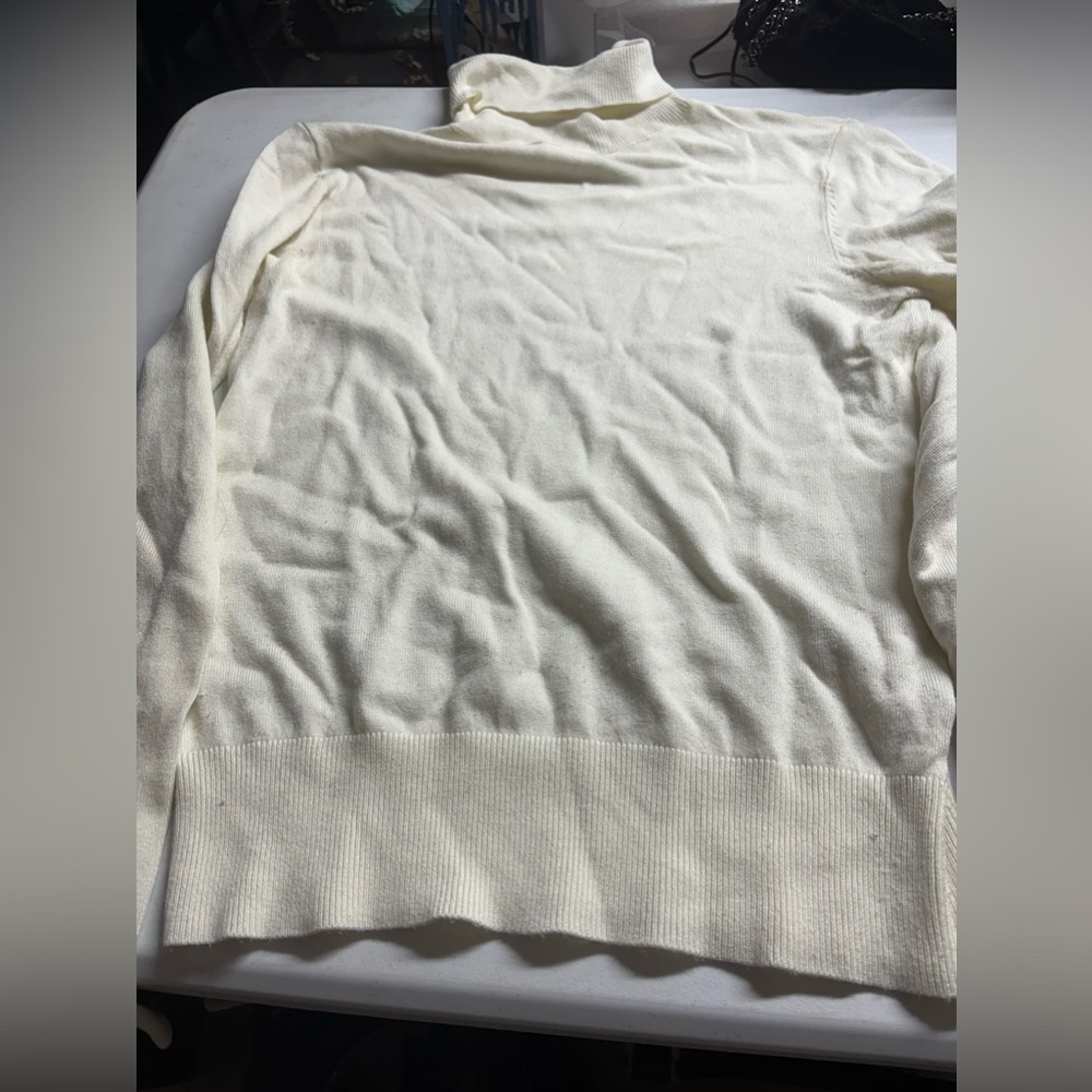 White classic turtle neck
